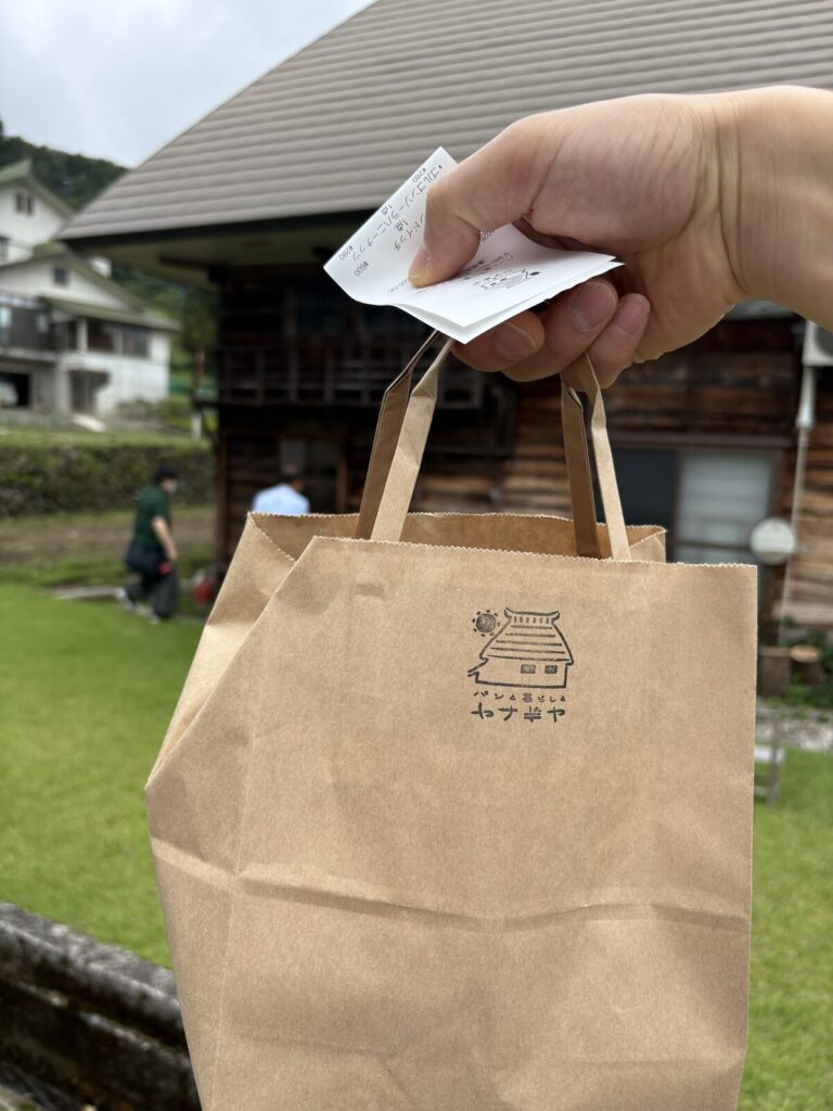 ヤナギヤのロゴが押された紙袋とレシート