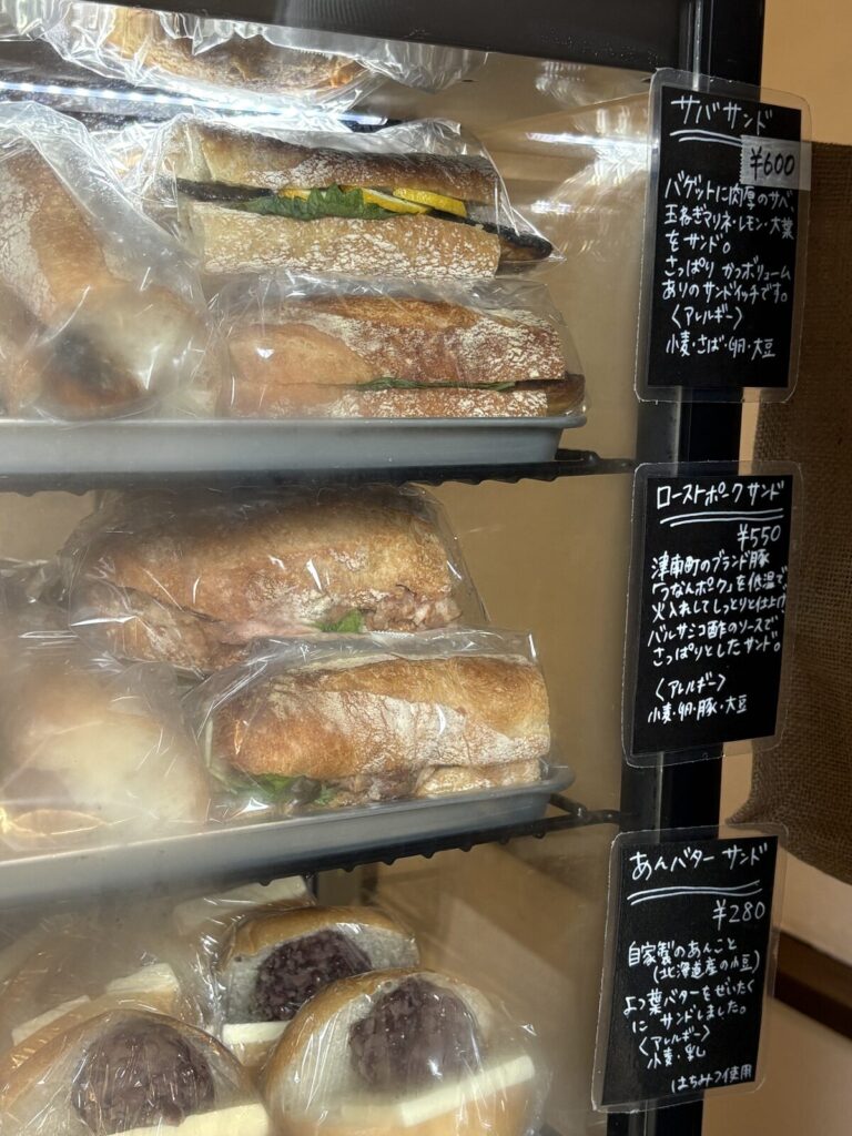 ヤナギヤの冷蔵ケースに並ぶ鯖サンドとローストポークサンド、あんバターサンド
