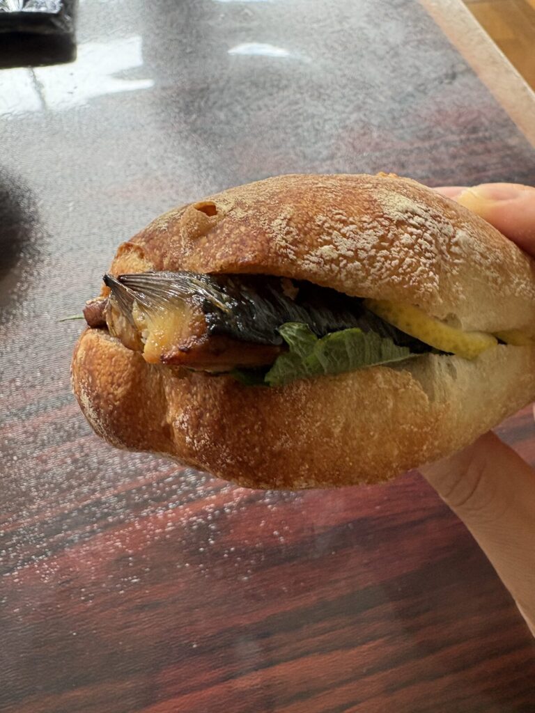 バゲットからサバが大きくはみ出したヤナギヤの鯖サンド