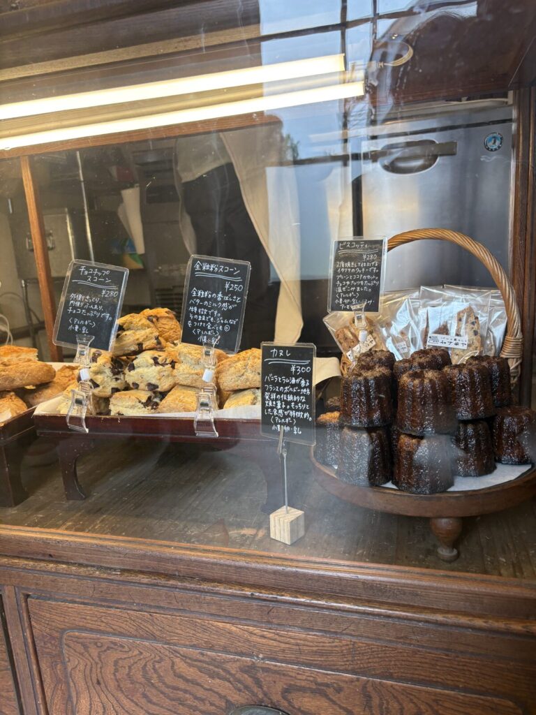 ヤナギヤの全粒粉スコーンとチョコチップスコーン、カヌレ、ビスコッティ